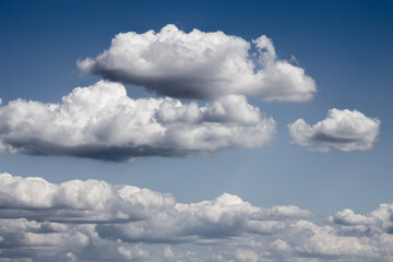 weisse Wolken vor blauen Himmel