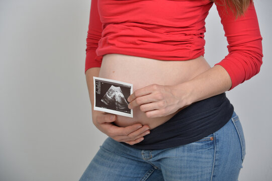 Frau werdende mama mutter familie baby babybauch schwangere schanger babybauch