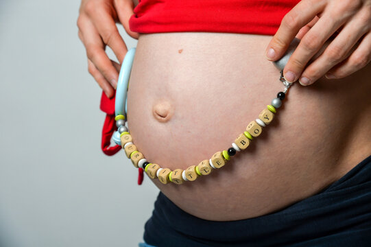 Frau werdende mama mutter familie baby babybauch schwangere schanger babybauch