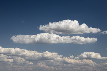 weisse Wolken vor blauen Himmel