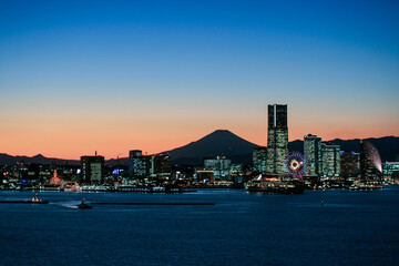 Obraz premium 横浜ベイブリッジスカイウォークからみなとみらいと富士山夕景