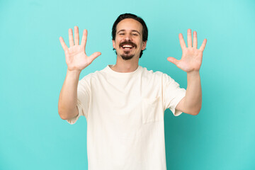 Naklejka premium Young caucasian man isolated on blue background counting ten with fingers