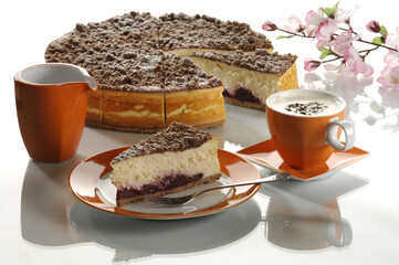 Kuchen, Käsekuchen, Streuselkuchen, Schokostreusel, angeschnitten, Kirsch