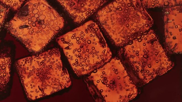 Detailansicht auf Cola Getr&auml;nk mit Eisw&uuml;rfel
