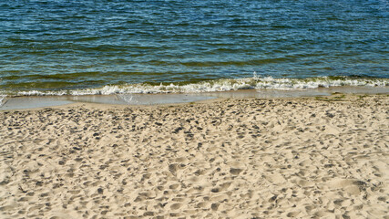Wellen am Ufer vom Meer mit Strand und Gischt