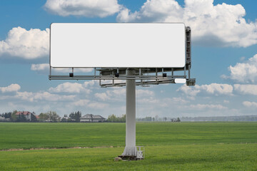 Duży pusty billboard ustawiony przy drodze w polu - obrazy, fototapety, plakaty