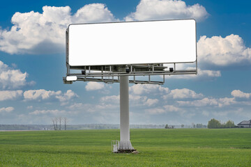 Fototapeta Duży pusty billboard ustawiony przy drodze w polu obraz