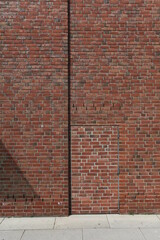 Eine fast unsichtbare T&uuml;r in einer Hauswand