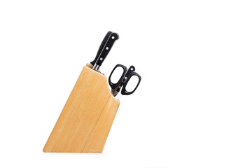 Soporte para cuchillos de madera sobre un fondo blanco liso y aislado. Vista de frente. Copy space
