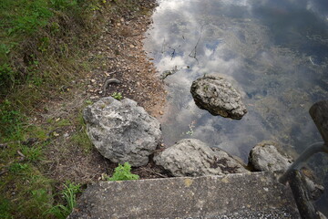 Des rochers au bord de l'eau