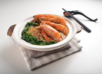 braised bee hoon mee noodle vermicelli with big tiger prawn seafood and vegetables in hot clay pot asian halal menu