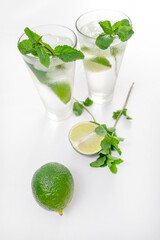 gin tonic mojito glass coktail water ice lime mint table drink