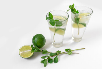 gin tonic mojito glass coktail water ice lime mint table drink
