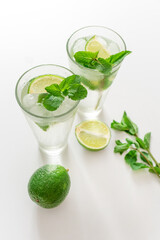 gin tonic mojito glass coktail water ice lime mint table drink