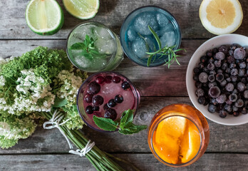 gin tonic mojito glass coktail ice lime mint aperol sptitz drink berry currant flower