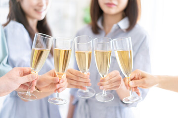 乾杯をする若い男女 © maroke