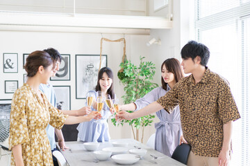 乾杯をする若い男女 © maroke