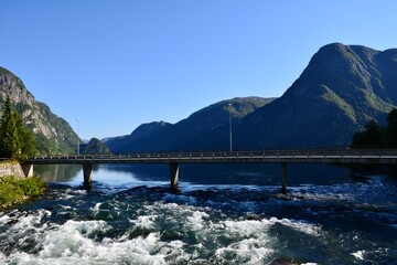 Obraz premium bridge over the river in the mountains