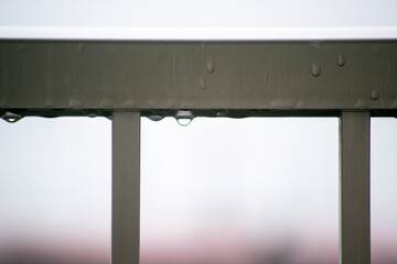 雨の日の風景　濡れた手すりの水滴