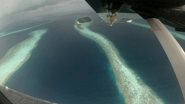 mit einem Wasserflugzeug &uuml;ber wundersch&ouml;ne Inseln der Malediven fliegen	
