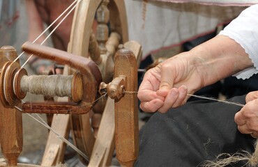 la fileuse brodeuse au festival de Cornouaille de Quimper Finistère Bretagne France