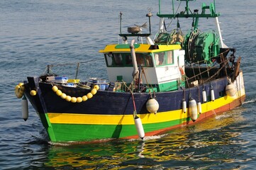 Fototapeta na wymiar Arrivage des bateaux de pêche dans le port du Guilvinec en pays Bigouden Finistère Cornouaille Bretagne France 