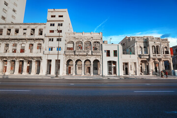 Cuba, Havana, Malecon, traffic in Habana Centro district
