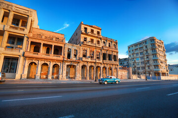 Cuba, Havana, Malecon, traffic in Habana Centro district