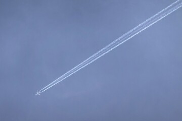 FLugzeug mit Kondensstreifen