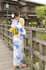小江戸佐原の町並みと浴衣姿の若く美しい女性