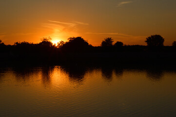Fototapeta na wymiar sunset reflected in the cam water