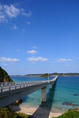 Fototapeta na wymiar 海士ヶ瀬戸海峡に架かる角島大橋。下関、山口、日本。10月中旬。