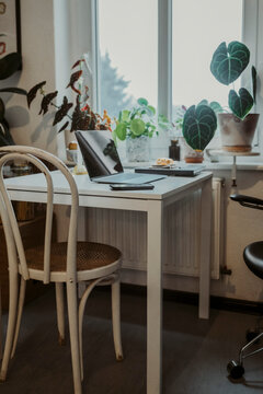 Laptop p&aring; bord vid f&ouml;nster hemma