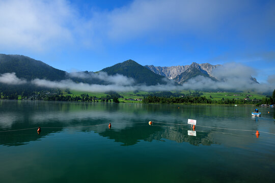Der Walchsee im Kaiserwinkel am Morgen mit blick zum Zahmen Kaiser