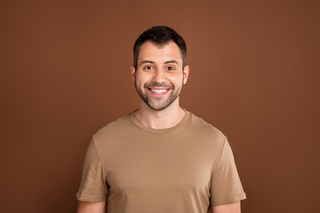 Photo portrait brunet man wearing pastel t-shirt smiling happy isolated brown color background