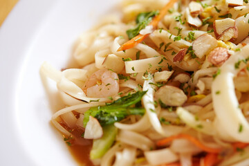 noodles with chicken and vegetables