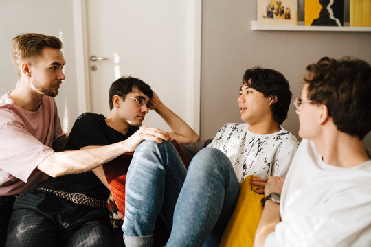 V&auml;nner tr&ouml;star man sittande i vardagsrum hemma