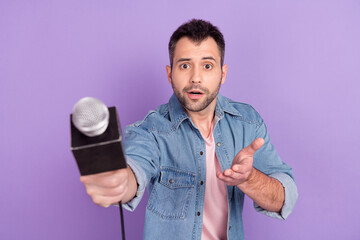 Photo portrait male journalist amazed keeping microphone taking interview isolated pastel violet...