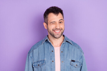 Photo portrait brunet man in casual outfit smiling cheerful winking isolated pastel purple color...
