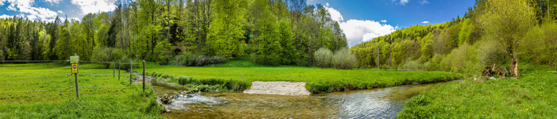 Fototapeta na wymiar Großenoher Tal, Flussübergang am Bach