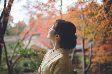 秋の京都嵐山『祇王寺』女性着物　古き良き日本