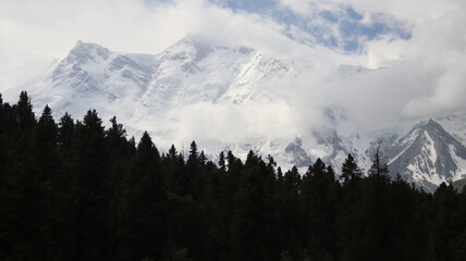 schneebedeckte Berge des Nanga Parbat