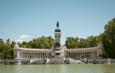 Fototapeta na wymiar monument to the soldier in Parque del Retiro, Lake Madrid, Spain.