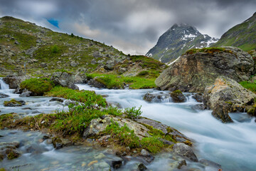 Fototapeta na wymiar Alpin scenery with a river 