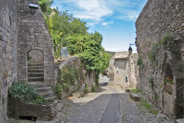 Fototapeta na wymiar vue de Vaison-la-Romaine, la cité médiévale