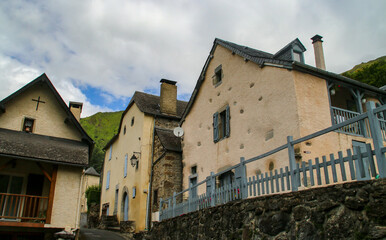 Cette-Eygun, un pequeño pueblo del lado francés de los Pirineos. Paisaje rural de un pequeño pueblo encajado en un valle entre bosques y empinadas montañas.