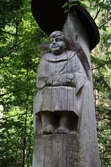 Eine Mönchfigur in Holz geschnitzt