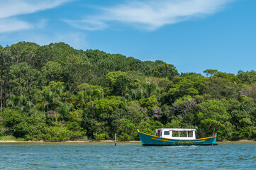 Barco na Lagoa da Conceição, Florianópolis, Santa Catarina.