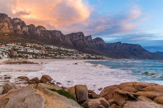 Atardecer en Camps Bay, el subrubio de Ciudad del Cabo (Sud &Aacute;frica) est&aacute; cerca del Cabo de Buena Esperanza. Las nubes de color malva est&aacute;n por encima de los doce ap&oacute;stoles, una cadena monta&ntilde;osa cerca 
