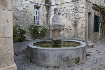 Fototapeta na wymiar fontaine dans une rue du village de Séguret
